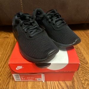 NEW in box Nike tanjun all black sneakers size 1